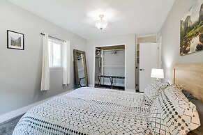 Waterfront Mariposa Hideaway: Hot Tub & Mtn Views!