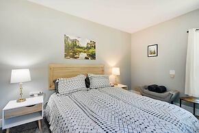 Waterfront Mariposa Hideaway: Hot Tub & Mtn Views!