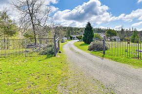 Waterfront Mariposa Hideaway: Hot Tub & Mtn Views!