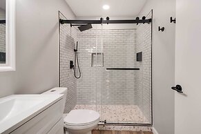 Waterfront Mariposa Hideaway: Hot Tub & Mtn Views!