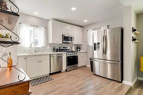 Waterfront Mariposa Hideaway: Hot Tub & Mtn Views!