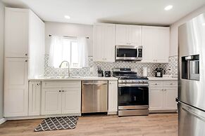 Waterfront Mariposa Hideaway: Hot Tub & Mtn Views!