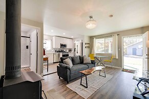 Waterfront Mariposa Hideaway: Hot Tub & Mtn Views!