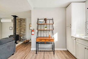 Waterfront Mariposa Hideaway: Hot Tub & Mtn Views!