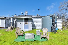 Waterfront Mariposa Hideaway: Hot Tub & Mtn Views!