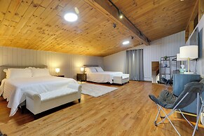 Waterfront Barrington Estate With Hot Tub!