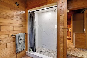 Waterfront Barrington Estate With Hot Tub!