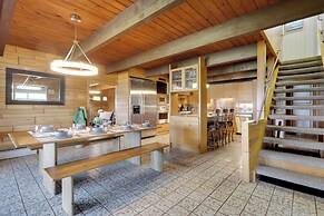 Waterfront Barrington Estate With Hot Tub!