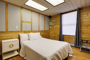 Waterfront Barrington Estate With Hot Tub!