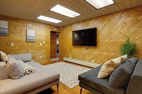 Waterfront Barrington Estate With Hot Tub!