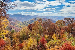 Bryson City Getaway: Private Hot Tub & Scenic View