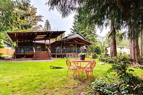 Peaceful Renton Retreat w/ Hot Tub Access!