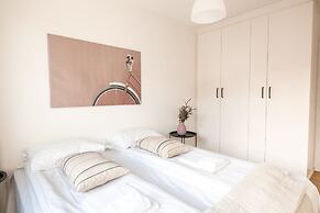 2ndhomes Modern & Cozy 2BR Apt w Balcony