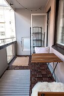 2ndhomes Modern & Cozy 2BR Apt w Balcony