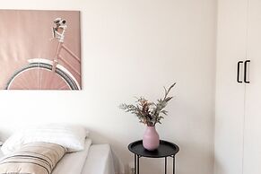 2ndhomes Modern & Cozy 2BR Apt w Balcony