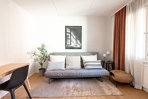 2ndhomes Modern & Cozy 2BR Apt w Balcony