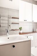 2ndhomes Modern & Cozy 2BR Apt w Balcony