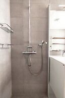 2ndhomes Modern & Cozy 2BR Apt w Balcony