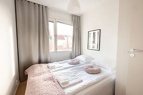 2ndhomes Modern & Cozy 2BR Apt w Balcony