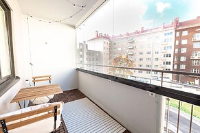 2ndhomes Modern & Cozy 2BR Apt w Balcony