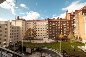 2ndhomes Modern & Cozy 2BR Apt w Balcony
