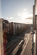 2ndhomes Modern & Cozy 2BR Apt w Balcony