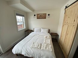 Lovely 1 Bedroom Condo With Free Parking And Balcony