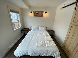 Lovely 1 Bedroom Condo With Free Parking And Balcony