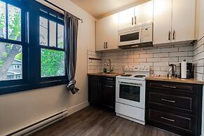 Historical Building 1br 1ba Walk To Roger's Place