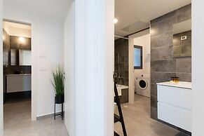 Luxury APT 3 BR New Tower Parking