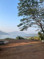 CosmicStays Kokiraj Lakehouse - Waterfront Retreat