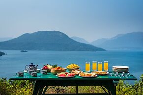 CosmicStays Kokiraj Lakehouse - Waterfront Retreat