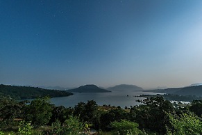 CosmicStays Kokiraj Lakehouse - Waterfront Retreat