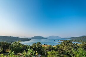 CosmicStays Kokiraj Lakehouse - Waterfront Retreat