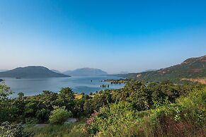 CosmicStays Kokiraj Lakehouse - Waterfront Retreat