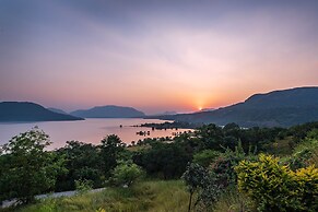 CosmicStays Kokiraj Lakehouse - Waterfront Retreat