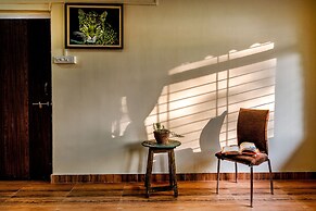 CosmicStays Kokiraj Lakehouse - Waterfront Retreat