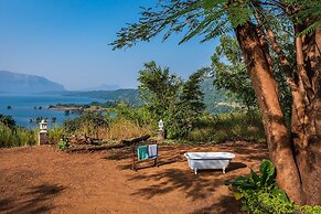 CosmicStays Kokiraj Lakehouse - Waterfront Retreat