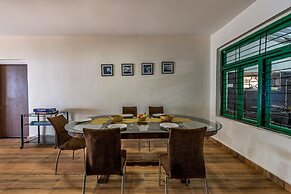 CosmicStays Kokiraj Lakehouse - Waterfront Retreat