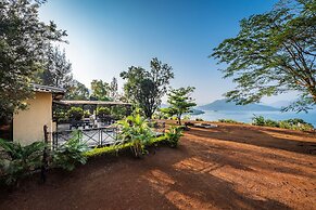 CosmicStays Kokiraj Lakehouse - Waterfront Retreat