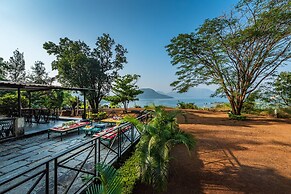 CosmicStays Kokiraj Lakehouse - Waterfront Retreat