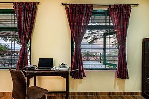 CosmicStays Kokiraj Lakehouse - Waterfront Retreat