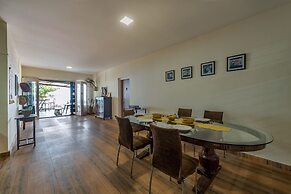 CosmicStays Kokiraj Lakehouse - Waterfront Retreat