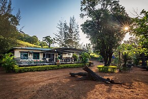 CosmicStays Kokiraj Lakehouse - Waterfront Retreat