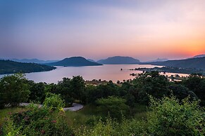 CosmicStays Kokiraj Lakehouse - Waterfront Retreat