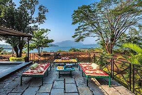 CosmicStays Kokiraj Lakehouse - Waterfront Retreat