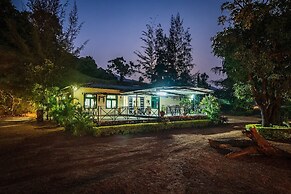 CosmicStays Kokiraj Lakehouse - Waterfront Retreat