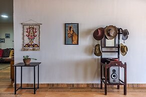 CosmicStays Kokiraj Lakehouse - Waterfront Retreat