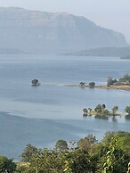 CosmicStays Kokiraj Lakehouse - Waterfront Retreat