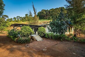 CosmicStays Kokiraj Lakehouse - Waterfront Retreat